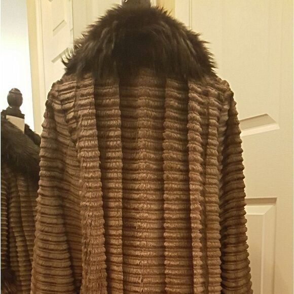 LUXURIOUS SHEARED BEAVER W/ RACOON COLLAR COAT - Picture 3 of 6